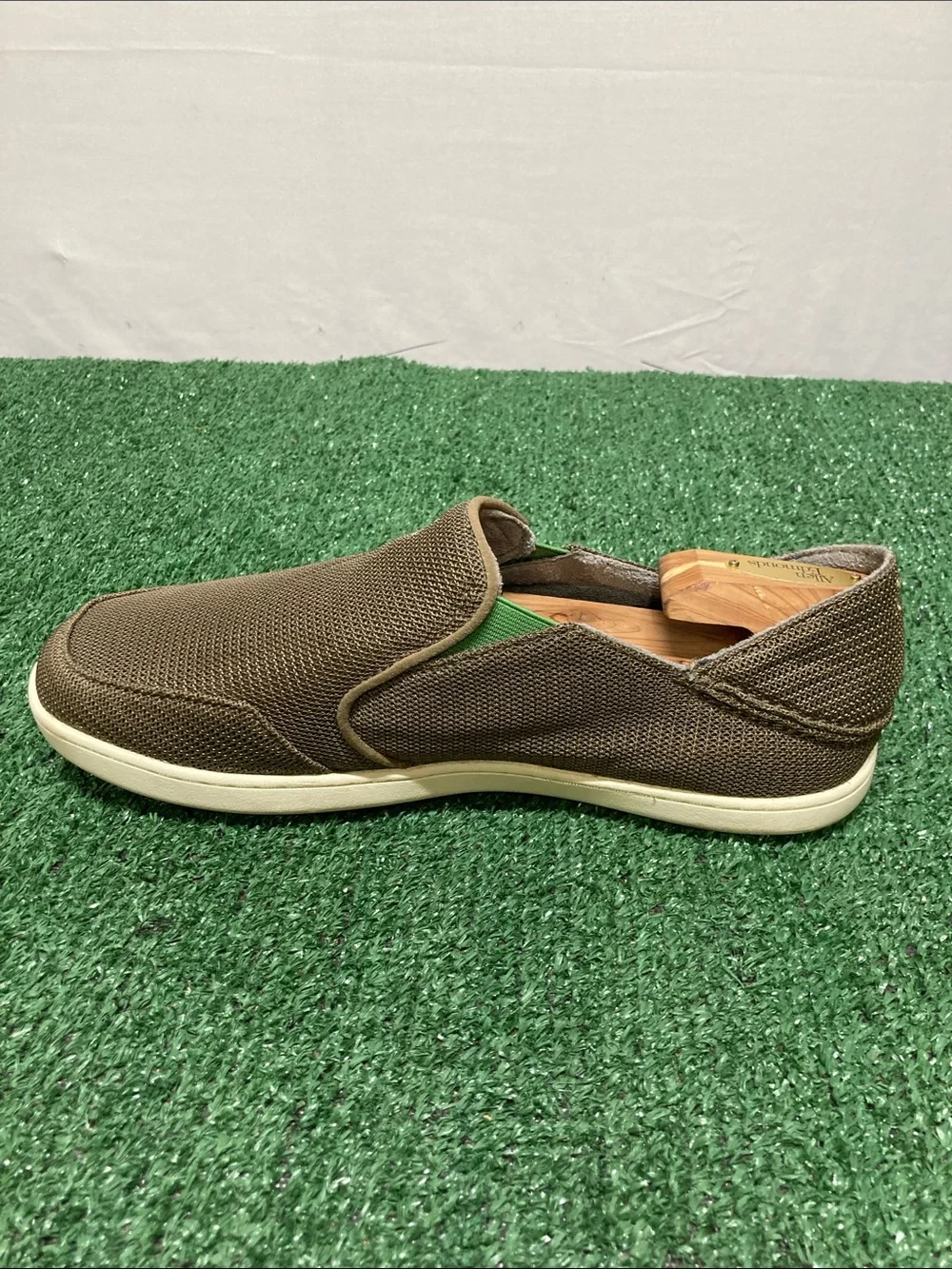 Olukai Men’s Brown Slip-On Loafers with White Sole sz 9 (OKPM09-26)